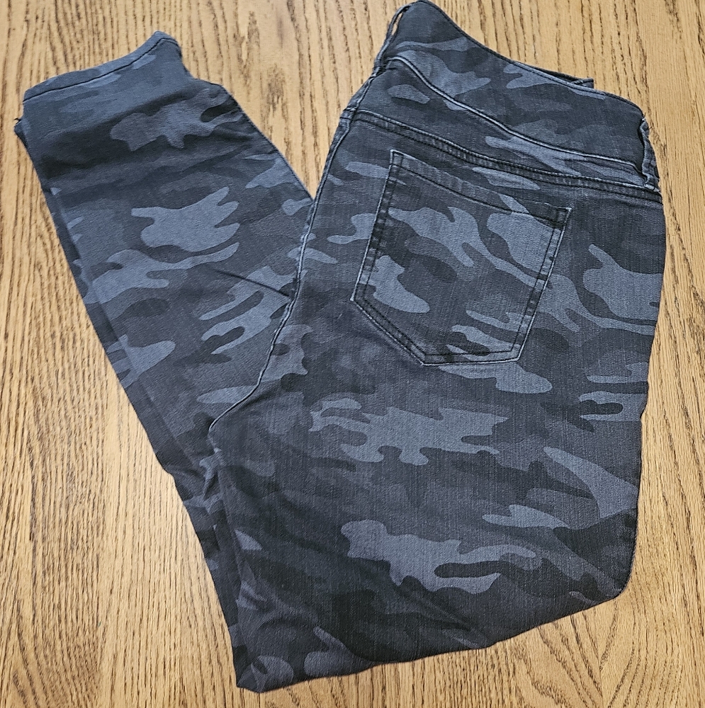 Torrid Women's Black Camouflage Jeggings Size 18.